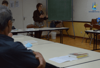 Réunion du comité autour de tables salle Ernest Maximin
