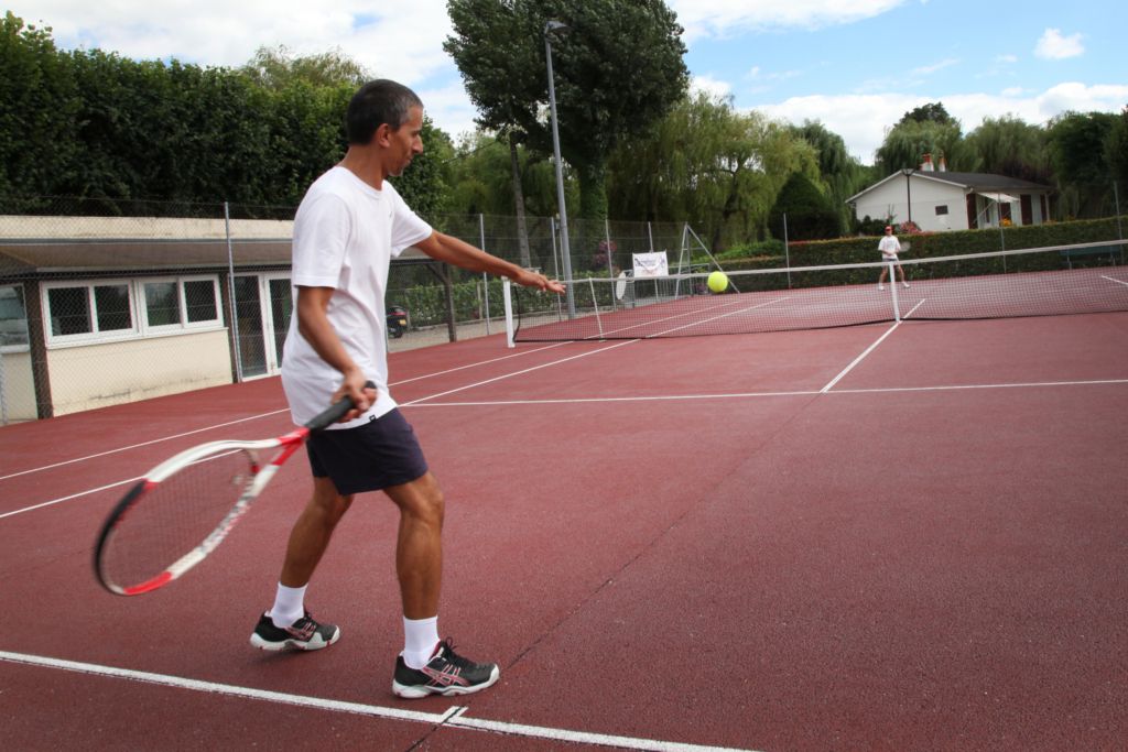 Joueur de tennis qui sert sur le court