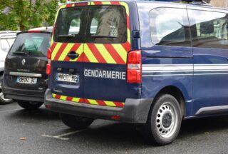 Véhicule de gendarmerie stationné