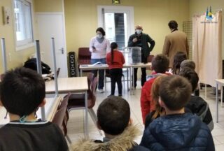 File d'attente pour le vote lors de l'élection des conseillers municipaux enfants CE2 jeudi 18 novembre à Michelet-Berthelot